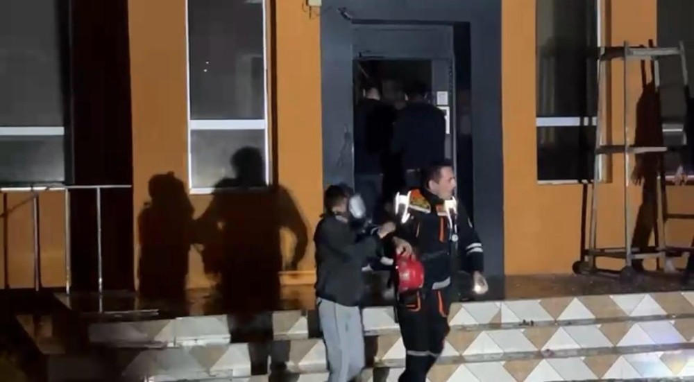 Yaşayış binasındakı yanğın söndürüldü -FOTOLAR